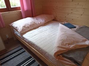 Posteľ alebo postele v izbe v ubytovaní Domki z bali u Ireny Mazury
