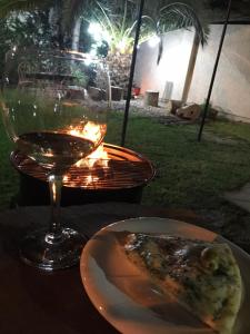 einen Teller mit Essen und ein Glas Wein auf dem Tisch in der Unterkunft Departamento PRINGLES - con cochera in La Rioja