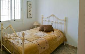 1 dormitorio con cama con colcha de oro en Casa Anttonio en Cómpeta