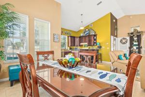 cocina y sala de estar con mesa y sillas en Island Breeze en St. Augustine