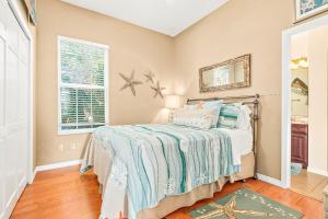 1 dormitorio con cama y ventana en Island Breeze en St. Augustine