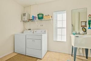 Kuchyň nebo kuchyňský kout v ubytování Two-level home with partial ocean view, balcony, WiFi, & W/D - walk to the beach + 14 fotografií