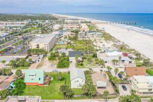 uma vista aérea da praia e dos edifícios em Island Breeze em Saint Augustine