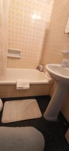 łazienka z umywalką, wanną i toaletą w obiekcie BuenosAiresFlour w BuenosAires