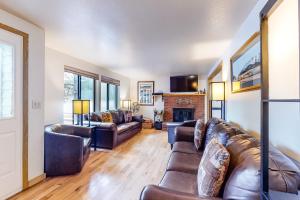 a living room with leather furniture and a fireplace at Time Out in Joseph