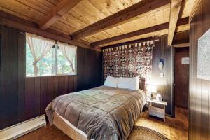Llit o llits en una habitació de Cabin on Long Pond