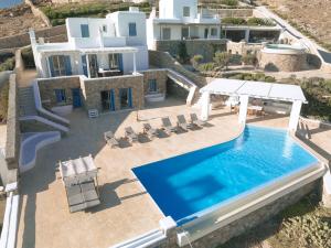 FanariにあるAndromeda Private Infinity Pool Villaのスイミングプール付きのヴィラの空中ビュー