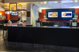 TV a/nebo společenská místnost v ubytování Bastion Hotel Maastricht Centrum