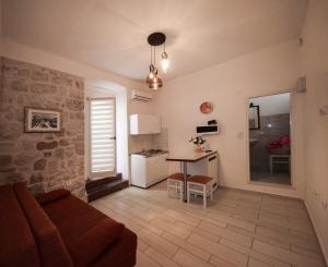 ein Wohnzimmer mit einem Sofa und einem Tisch in der Unterkunft Apartments Mia in Dubrovnik