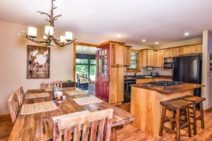 une cuisine avec une table en bois et une salle à manger dans l'établissement Bear Paw Hideaway, à Lac du Flambeau