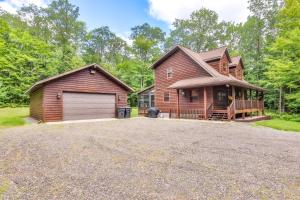 ein Blockhaus mit einer Garage und einem Haus in der Unterkunft Bear Paw Hideaway in Lac du Flambeau