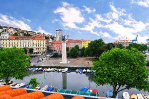 uma cidade com barcos na água e edifícios em Apartment Fiumara em Rijeka