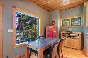 Gallery image of Stoneridge Pines Cabin in Harrison