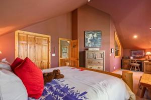 ein Schlafzimmer mit einem Bett mit einem Teddybär darauf in der Unterkunft Stoneridge Pines Cabin in Harrison