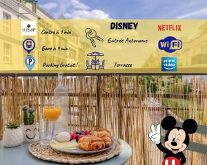 stół z talerzem jedzenia i znakiem w obiekcie Le bleu, très bien situé 1mn centre commerciale, Disney PARKING GRATUIT w mieście Serris