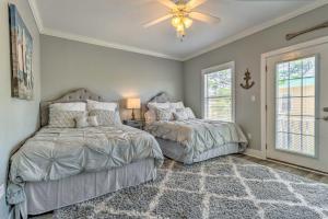 Voodi või voodid majutusasutuse On-Site Beach Bar Sunny Perdido Key Cottage! toas +26 fotot