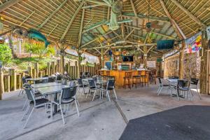 Restoran või mõni muu söögikoht majutusasutuses On-Site Beach Bar Sunny Perdido Key Cottage!