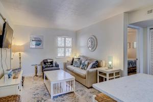 ein Wohnzimmer mit einem Sofa und einem Tisch in der Unterkunft Dunes Villas in Hilton Head Island