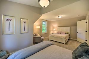een slaapkamer met een bed en een bank in een kamer bij Charming Taylors Falls Home with Deck, Fire Pit in Saint Croix Falls