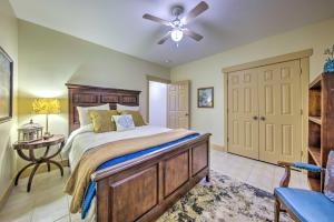 Un dormitorio con una cama y un ventilador de techo. en Kansas Countryside Studio with Swimming Pond!, en Fontana