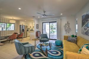 Khu vực ghế ngồi tại Chic Palm Springs Gem with Patio and Pool Access!