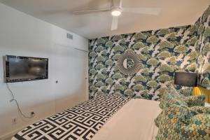 Giường trong phòng chung tại Chic Palm Springs Gem with Patio and Pool Access!