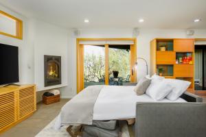 1 dormitorio con 1 cama grande y TV en Downtown Contemporary Coastal Condo en Anchorage