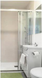ein Bad mit einer Dusche, einem WC und einem Waschbecken in der Unterkunft Coqueto apartamento nuevo en pleno centro de Algeciras BB in Algeciras