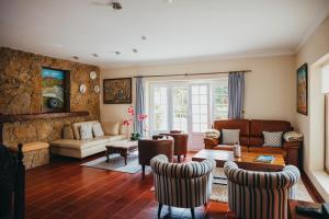 a living room with a couch and a table at Villa Tumbine in Cascais