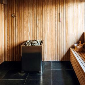 uma sauna com uma pilha de pedras em Hotel Costanero MGallery - ACCOR em Montevidéu