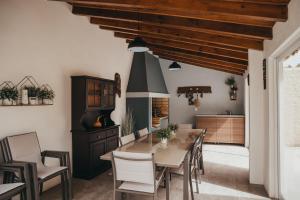 a kitchen and dining room with a table and chairs at Villa Tumbine in Cascais
