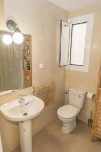 a bathroom with a white toilet and a sink at Apartament Tarracoliva in Tarragona