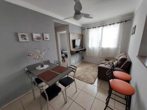 a living room with a table and a couch at Apartamento próx ao centro Londrina in Londrina