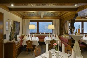 Reštaurácia alebo iné gastronomické zariadenie v ubytovaní Hotel Sonnblick