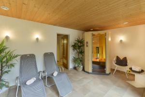 a waiting room with two chairs and a table at Hotel Sonnblick in Wald am Arlberg