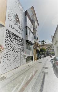 un edificio con un cartel en el costado en Coqueto apartamento nuevo en pleno centro de Algeciras BB, en Algeciras