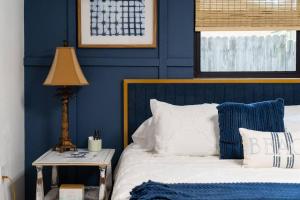 Dormitorio azul con cama y mesa con lámpara en Welcome to The Bray Escape 4 miles to Siesta Key, en Sarasota
