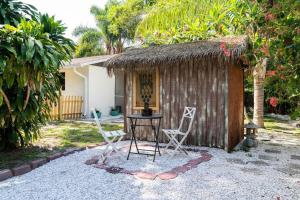 uma pequena cabana com duas cadeiras e uma mesa em Welcome to The Bray Escape 4 miles to Siesta Key em Sarasota