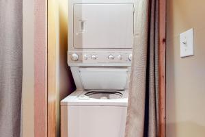 eine weiße Waschmaschine und ein Trockner in einem Zimmer in der Unterkunft Timberwinds in Townsend