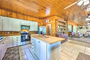 cocina con armarios blancos y techo de madera en Lochview Lodge Idyllic Farmhouse in Grove!, en Grove