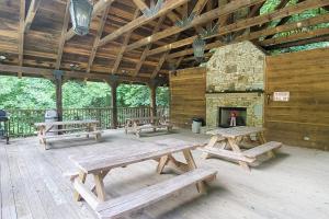 einen Pavillon mit Picknicktischen und einem Steinkamin in der Unterkunft Timberwinds in Townsend