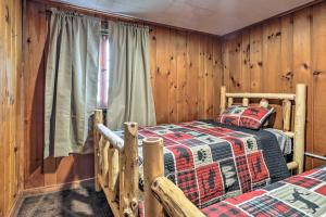 Schlafzimmer mit einem Bett und einem Fenster in der Unterkunft Lakefront Minocqua Cabin with Dock and Fire Pit! in Minocqua