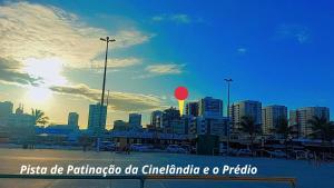 eine Skyline der Stadt mit einem roten Ballon am Himmel in der Unterkunft Apto na Praia de Atalaia a 100 metros da Passarela do Caranguejo in Aracaju