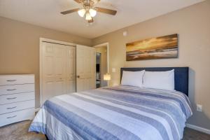 1 dormitorio con 1 cama y ventilador de techo en Hawkins Cove, en Jacksonville