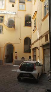 ein vor einem Gebäude geparkt in der Unterkunft Spazio in Neapel