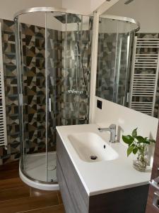 uma casa de banho com um lavatório e um chuveiro em Vibo Apartment em Vibo Valentia