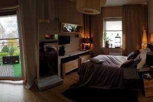 Televízia a/alebo spoločenská miestnosť v ubytovaní Warsaw King Size Apartment