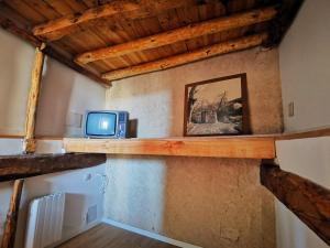Televízia a/alebo spoločenská miestnosť v ubytovaní Casa Rural Casona Camino Pedraza - 4 Estrellas