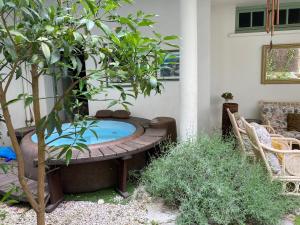 een houten tafel in een tuin met een boom bij Villa Rosa Béziers in Béziers