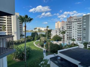 - un balcon offrant une vue sur une ville avec des bâtiments dans l'établissement Lovely 1 bedroom Condo with pool, à Orlando